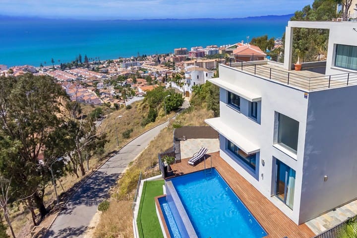 liebhaver-luksus-villa-moderne-hus-costa-del-sol-bolig-til-salg-malaga-feriebolig-sydspanien-funkis-stil-med-egen-infinity-pool-bargain-andalucia-1