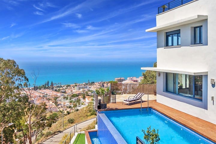 liebhaver-luksus-villa-moderne-hus-costa-del-sol-bolig-til-salg-malaga-feriebolig-sydspanien-funkis-stil-med-egen-infinity-pool-bargain-andalucia-2