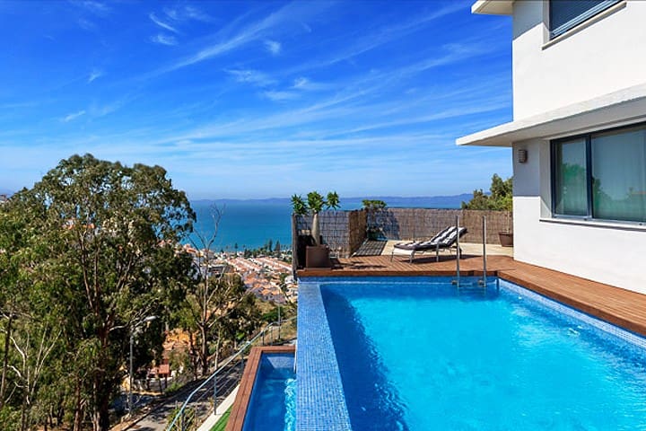 liebhaver-luksus-villa-moderne-hus-costa-del-sol-bolig-til-salg-malaga-feriebolig-sydspanien-funkis-stil-med-egen-infinity-pool-bargain-andalucia-3
