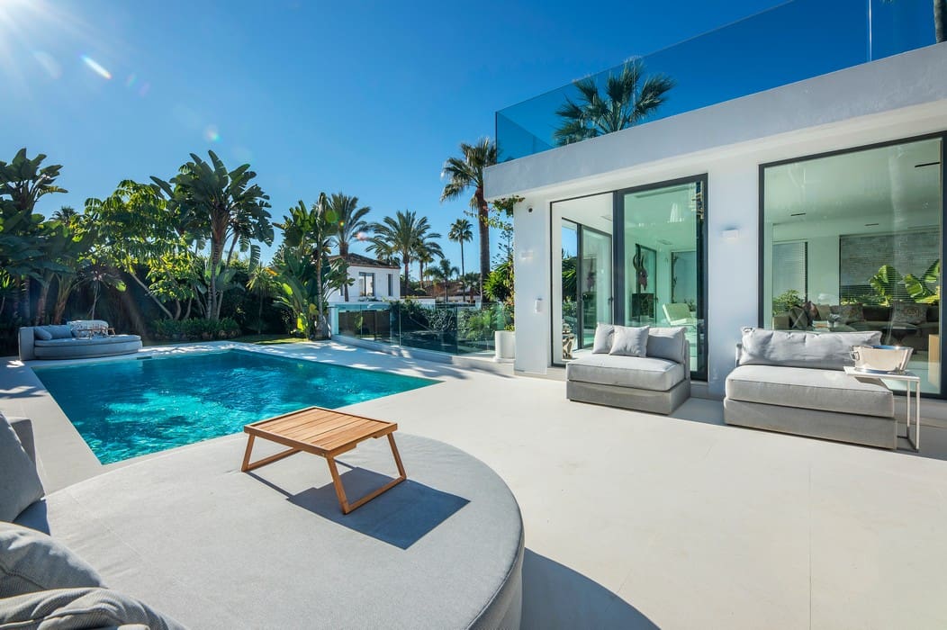 liebhaver-villa-de-lujo-en-venta-en-marbella-casa-en-nueva-andalucia-casa-moderna-en-españa-ganga-andalucia-emil-debski-inmobiliaria-costa-del-sol-2