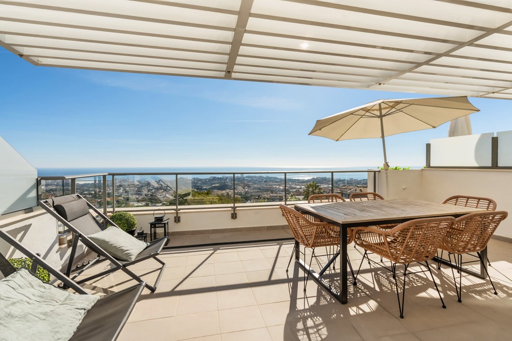Nyere penthouse med åbent panoramavue i Benalmadena